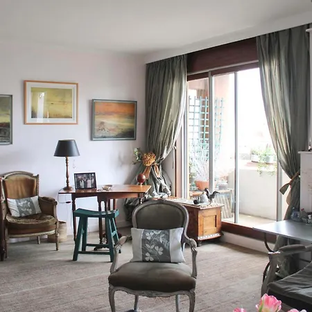 Comfortable Flat With View On The Eiffel Tower